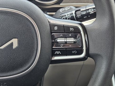 Used 2022 Kia Carnival LX FWD image 28