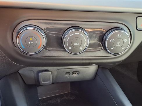 Used 2025 Chevrolet Trax LS image 7