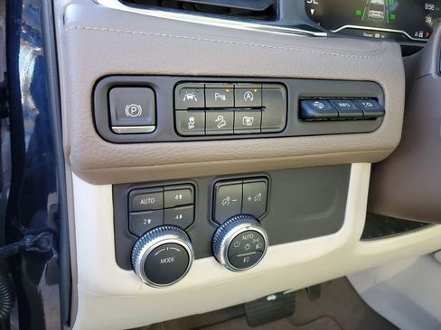 Used 2023 GMC Yukon XL Denali image 11