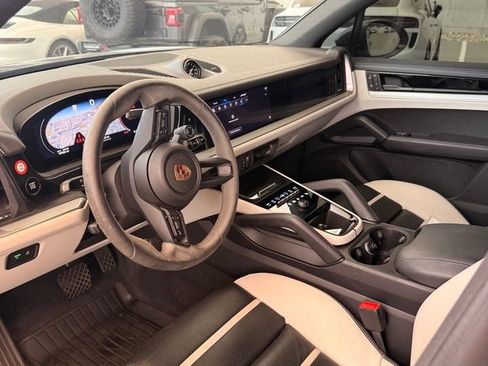 Certified 2024 Porsche Cayenne AWD/4WD image 11