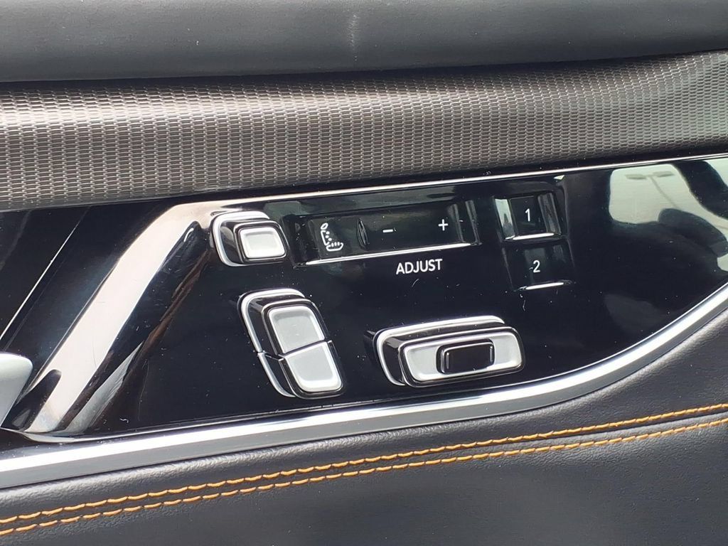 Used 2025 Jeep Grand Wagoneer L Series III w/ Rear Seat Video Group 1 AWD/4WD image 12