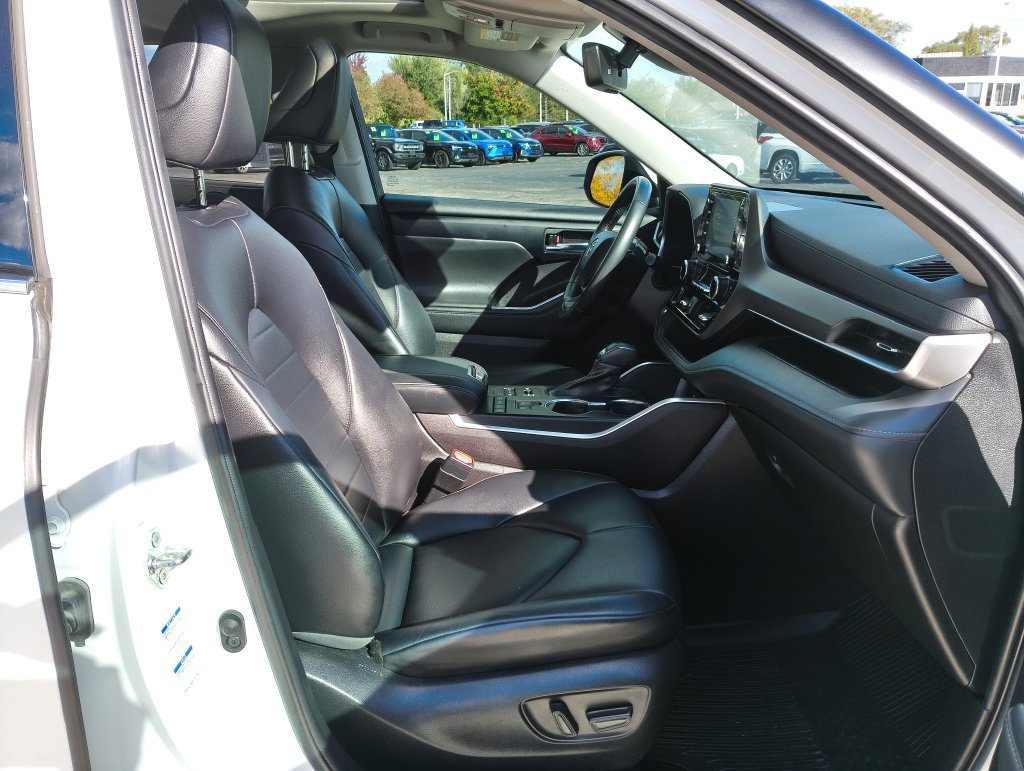 Used 2022 Toyota Highlander XLE AWD/4WD image 24