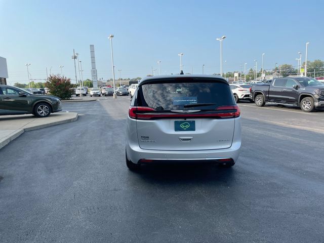Used 2026 Chrysler Pacifica Limited FWD image 4