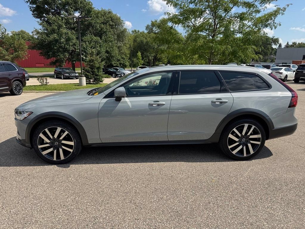 Certified 2025 Volvo V90 B6 Cross Country Ultra AWD/4WD image 2