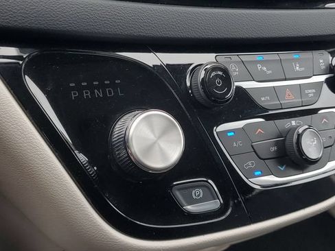 Used 2023 Chrysler Pacifica Touring-L FWD image 27