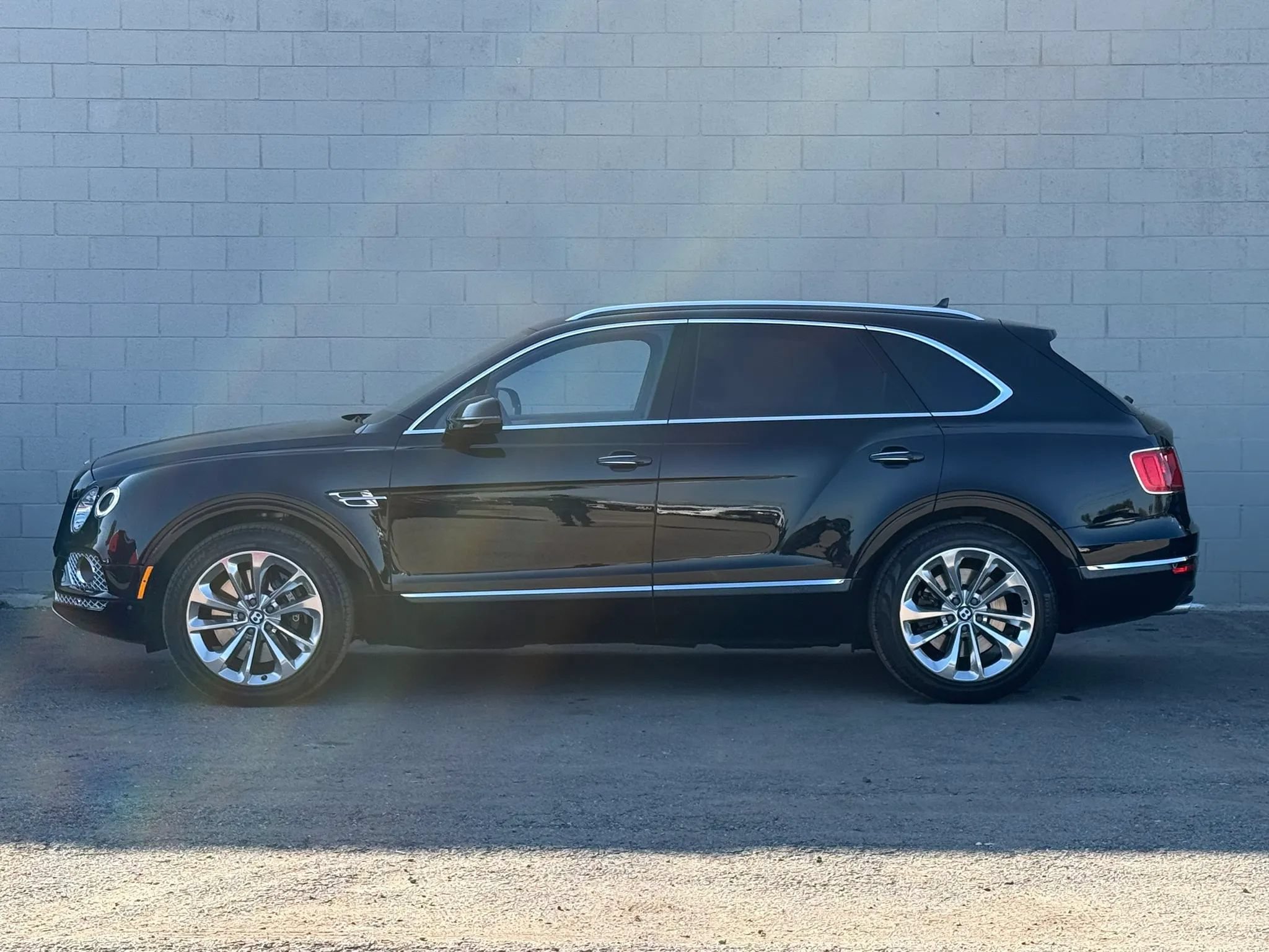 Used 2019 Bentley Bentayga AWD/4WD image 2