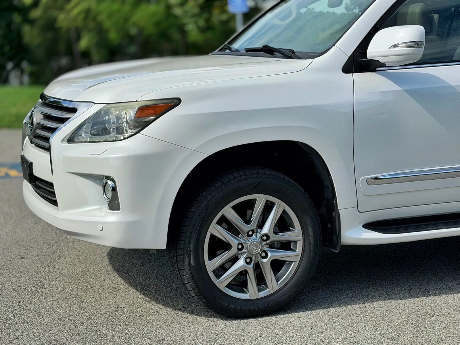 Used 2013 Lexus LX 570 4WD w/ Luxury Pkg image 20