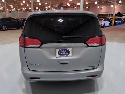 Used 2017 Chrysler Pacifica Touring FWD image 4