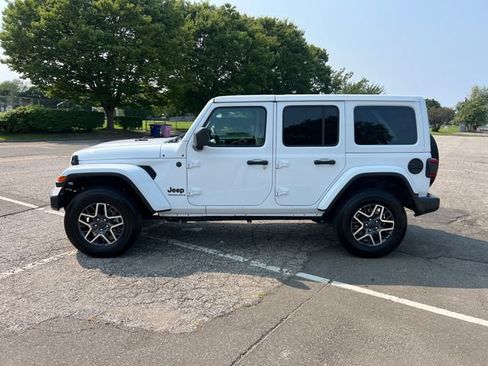 Used 2025 Jeep Wrangler Unlimited Sahara AWD/4WD image 6