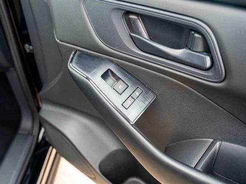 Used 2024 Nissan Rogue S FWD image 30
