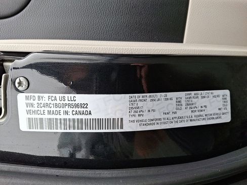 Used 2023 Chrysler Pacifica Touring-L image 28