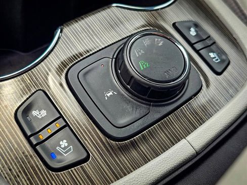 Certified 2023 GMC Acadia SLT w/ Preferred Package image 33