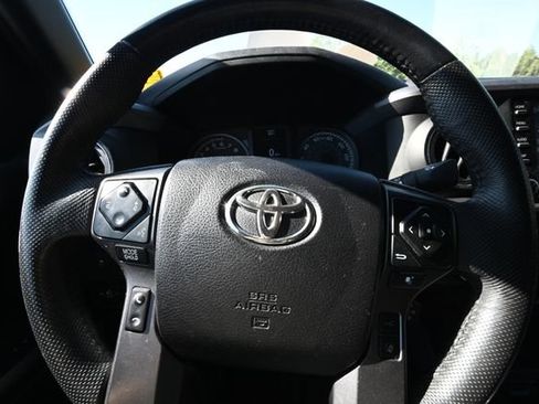 Used 2022 Toyota Tacoma TRD Off-Road AWD/4WD image 14