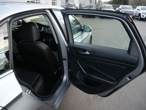 Used 2019 Volkswagen Jetta SE w/ Cold Weather Package image 28