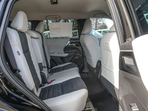 New 2026 Mitsubishi Outlander SE image 17