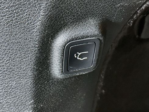 Used 2019 Jeep Cherokee Limited w/ Luxury Group FWD image 28