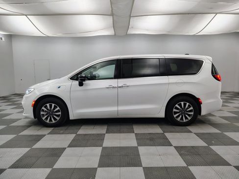 Used 2024 Chrysler Pacifica Limited FWD image 5