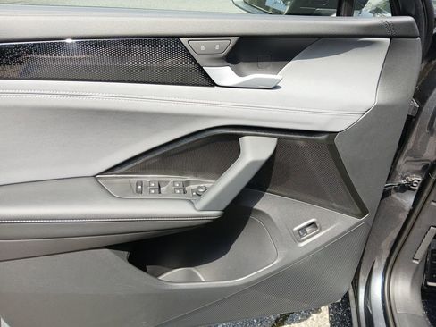 Used 2025 Volkswagen Tiguan SE R-Line image 12