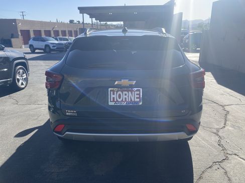 Used 2025 Chevrolet Trax LT FWD image 3