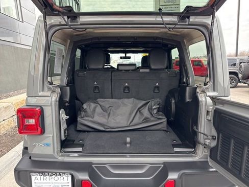 Used 2022 Jeep Wrangler Unlimited Sahara w/ Cold Weather Group AWD/4WD image 9