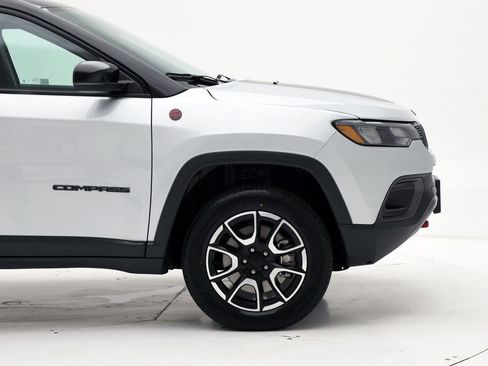 Used 2024 Jeep Compass Trailhawk image 4