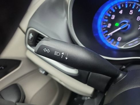Used 2024 Chrysler Pacifica Touring-L FWD image 28