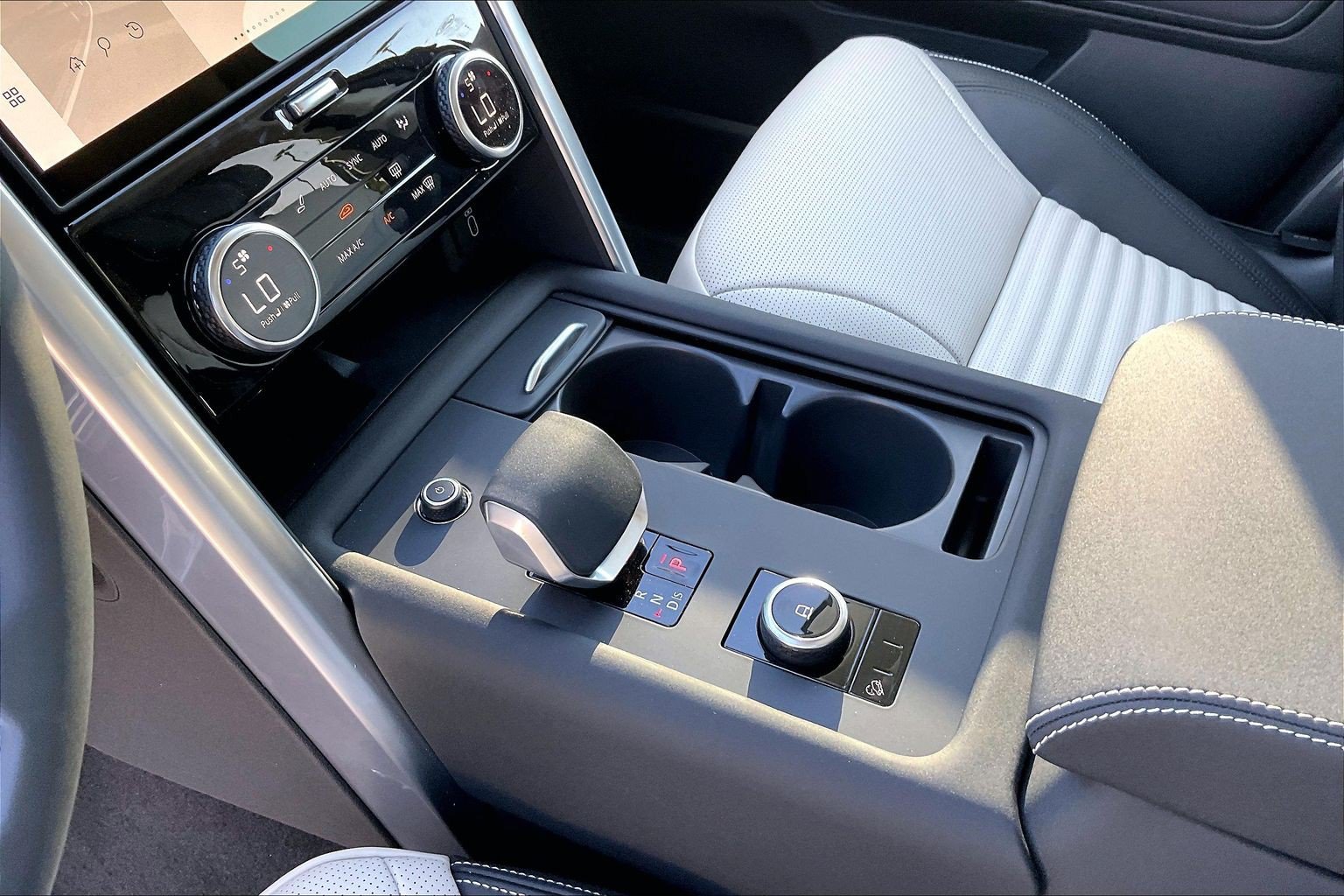 New 2026 Land Rover Discovery Limited Edition AWD/4WD image 13