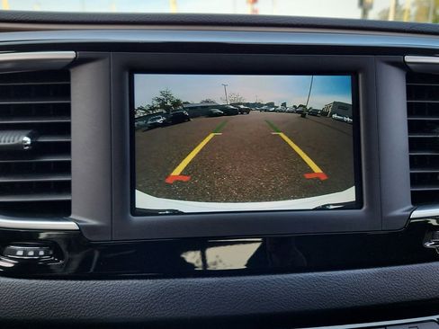 Used 2022 Chrysler Voyager LX FWD image 12