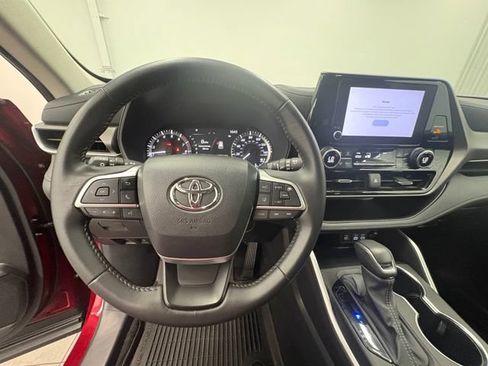 Used 2024 Toyota Highlander LE w/ Protection Package #3 (TMS) FWD image 21