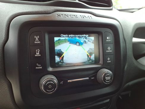 Used 2015 Jeep Renegade Latitude FWD image 21