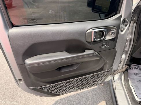 Used 2018 Jeep Wrangler Unlimited Sahara w/ Safety Group AWD/4WD image 18