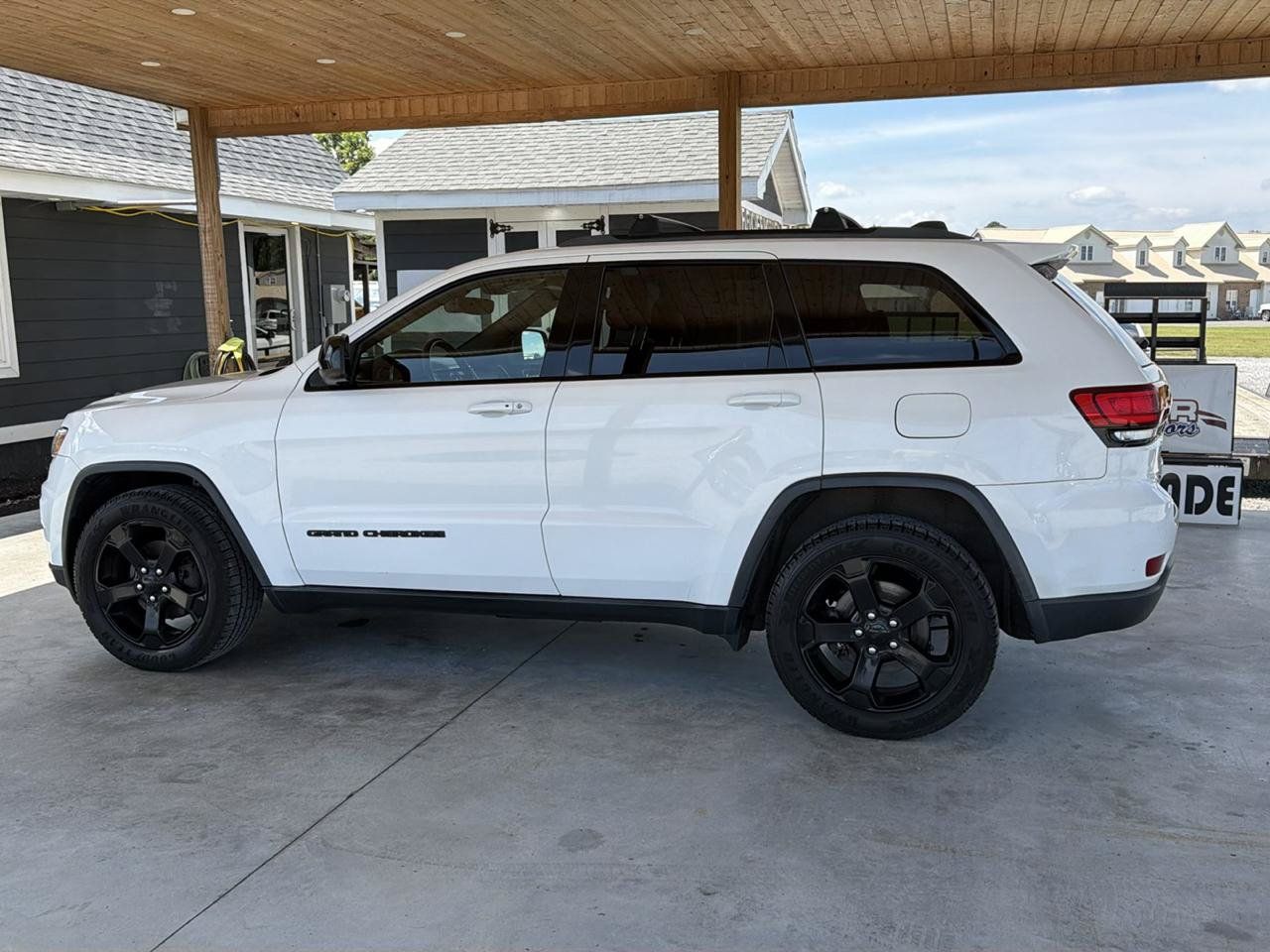 Used 2018 Jeep Grand Cherokee Laredo AWD/4WD image 3