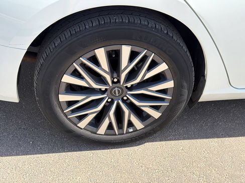 Used 2025 Nissan Altima 2.5 SV FWD image 17