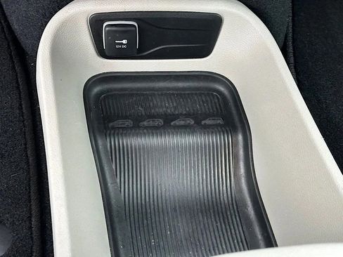 Used 2024 Chrysler Pacifica Select image 27