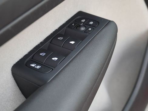 Used 2020 Volvo XC40 T4 Momentum image 19