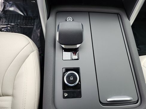 Used 2025 Land Rover Discovery S image 16