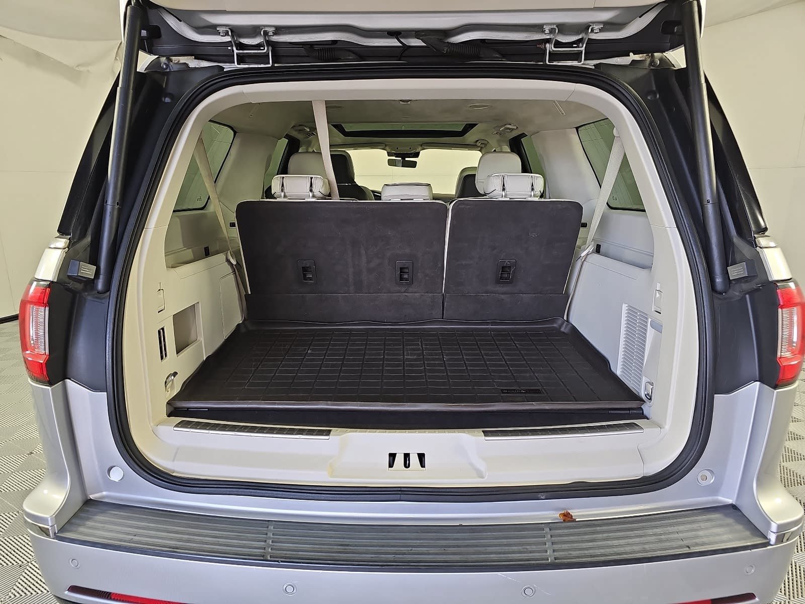 Used 2019 Lincoln Navigator L Black Label w/ Cargo Package AWD/4WD image 12