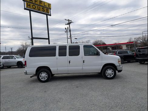 Used 2011 Ford E-350 and Econoline 350 XLT image 3