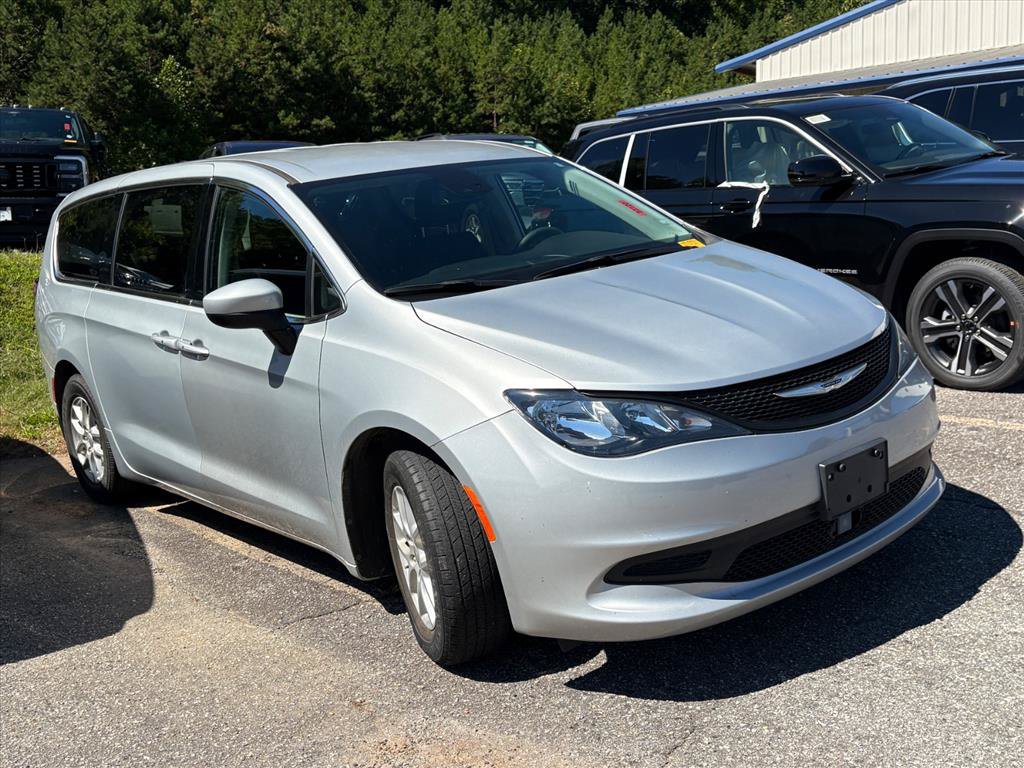 Used 2023 Chrysler Voyager LX FWD image 3