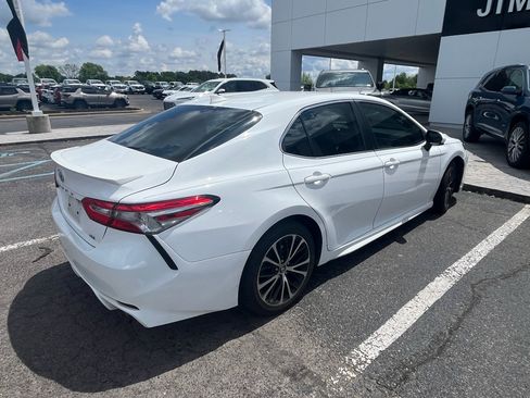 Used 2019 Toyota Camry SE FWD image 5
