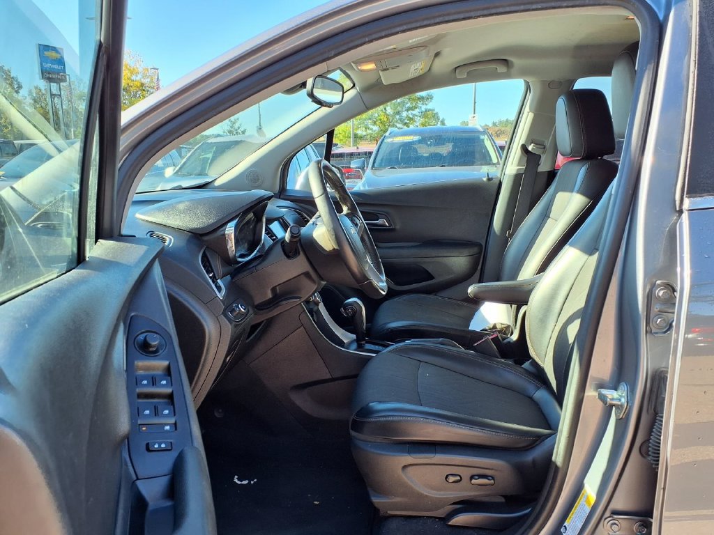 Used 2020 Chevrolet Trax LT w/ LT Convenience Package FWD image 19