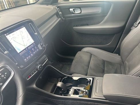 Certified 2025 Volvo XC40 B5 Plus image 19