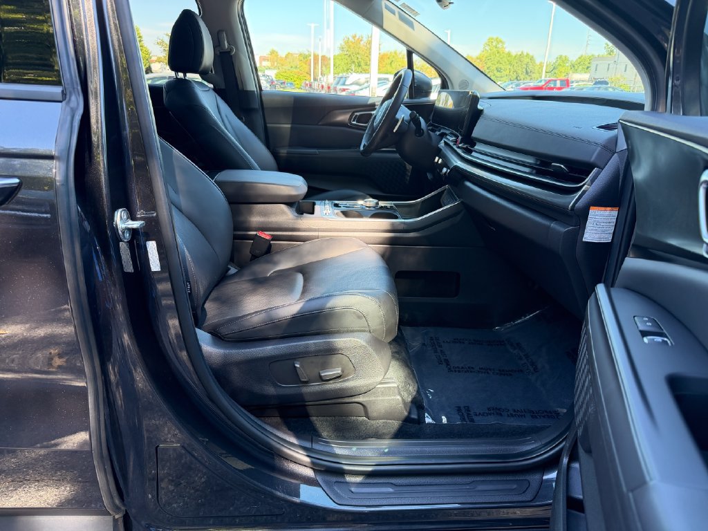 Used 2025 Kia Carnival SX w/ SX Dark Edition Package FWD image 12