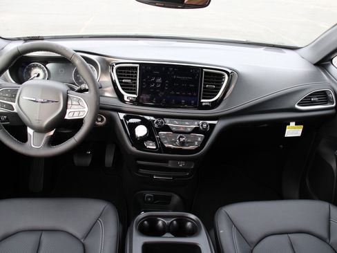 New 2026 Chrysler Pacifica Select image 2