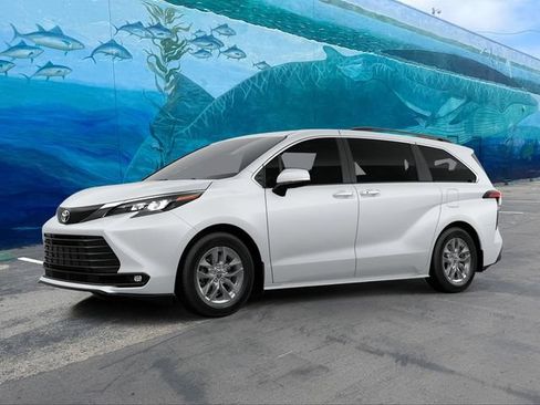 New 2026 Toyota Sienna XLE FWD image 4