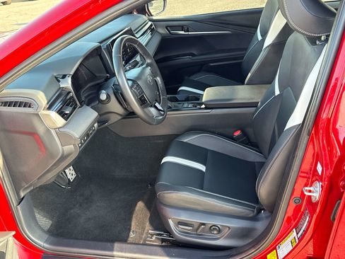 Used 2025 Toyota Camry SE image 11