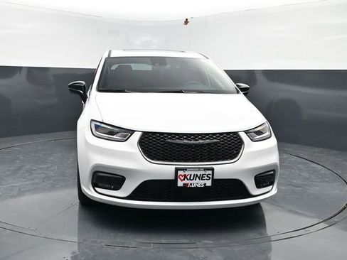 New 2026 Chrysler Pacifica Select image 2