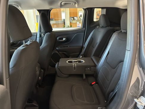 Used 2022 Jeep Renegade Latitude w/ Convenience Group AWD/4WD image 31