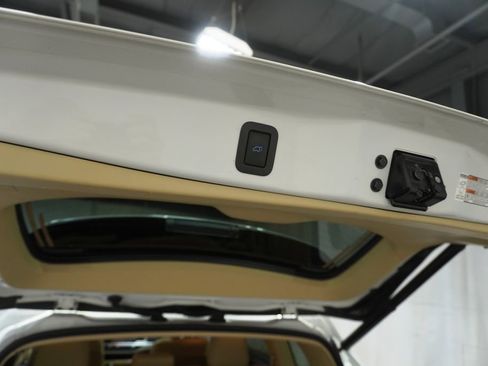 Used 2019 Toyota Highlander XLE AWD/4WD image 8