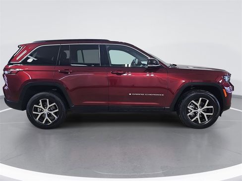 Used 2025 Jeep Grand Cherokee Limited image 2